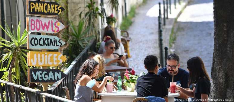 Bares e restaurantes em Lisboa operam sob restrições devido ao avanço da variante delta