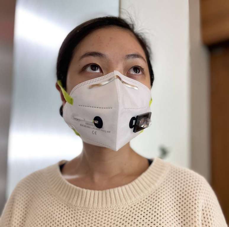 A parte interna da máscara de papel é revestida por biossensores capazes de detectar partículas do Sars-Cov-2 por meio do hálito e da respiração
