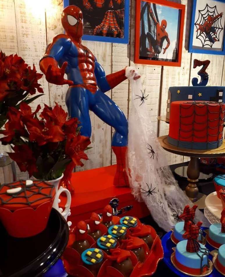 6. A teia de aranha artificial deixam a decoração de aniversário do Homem Aranha muito mais interessante – Foto: Monique Abreu