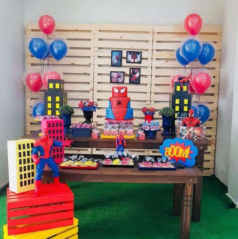 41. Detalhes para decoração de festa do Homem Aranha simples com painel de pallets e caixotes de feira – Foto: Lilian Lisboa