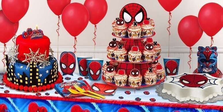 17. Cupcakes decorados para festa infantil do homem aranha com muitos balões vermelhos – Foto: Todo Bonito