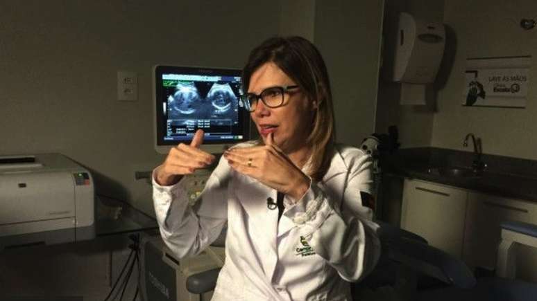 Adriana Melo, obstetra da maternidade pública de Campina Grande, na Paraíba, notou que uma paciente com início de gravidez saudável voltou ao consultório com 20 semanas de gestação de um bebê com microcefalia