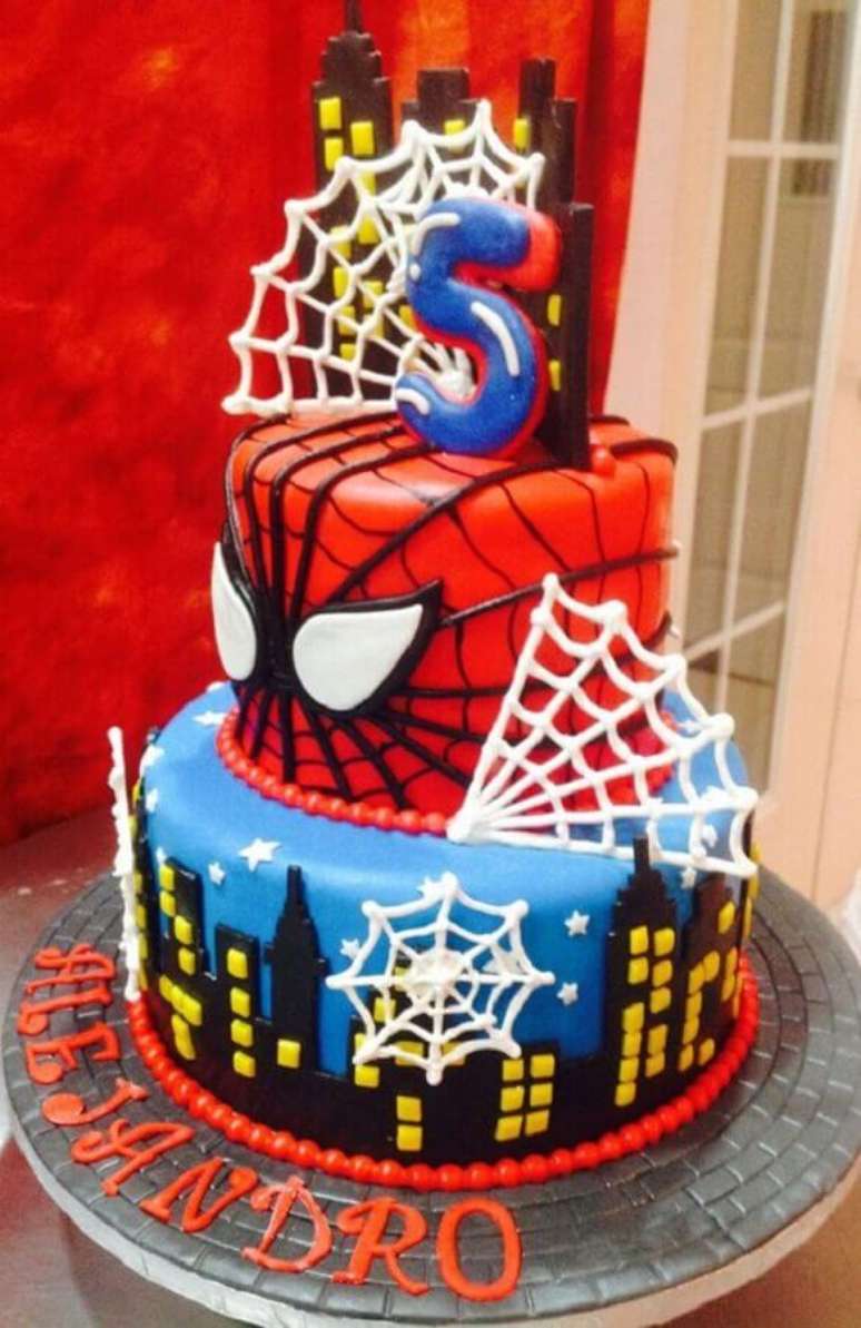 56. Modelo de bolo decorado para festa do Homem Aranha – Foto: Pinterest