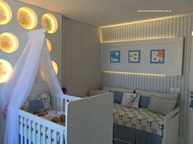 22. Quarto de bebê azul e branco decorado com nicho redondo com LED – Foto: Viviana Reis
