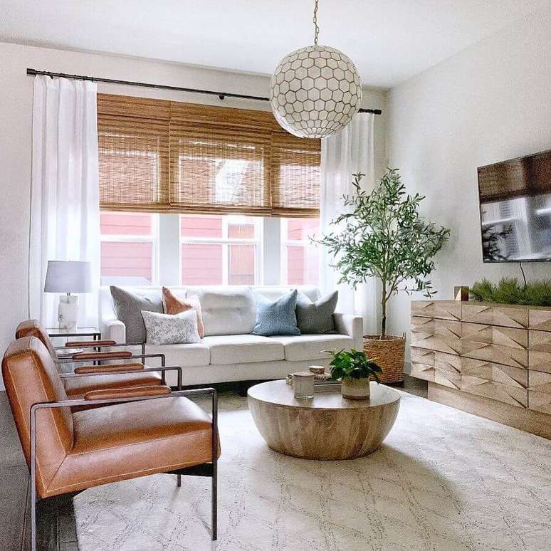 16. Persiana rústica para decoração de sala de apartamento com poltrona de couro moderna – Foto: Serena & Lily