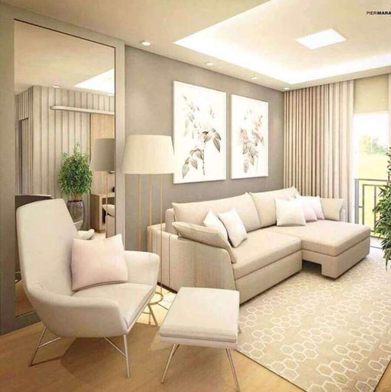17. Decoração de sala de apartamento com sofá confortável e cores claras – Foto: Pinterest