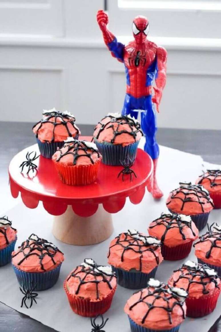 21. Os bonequinhos deixam a mesa de festa infantil do Homem Aranha bem mais divertida – Foto: Luminartes