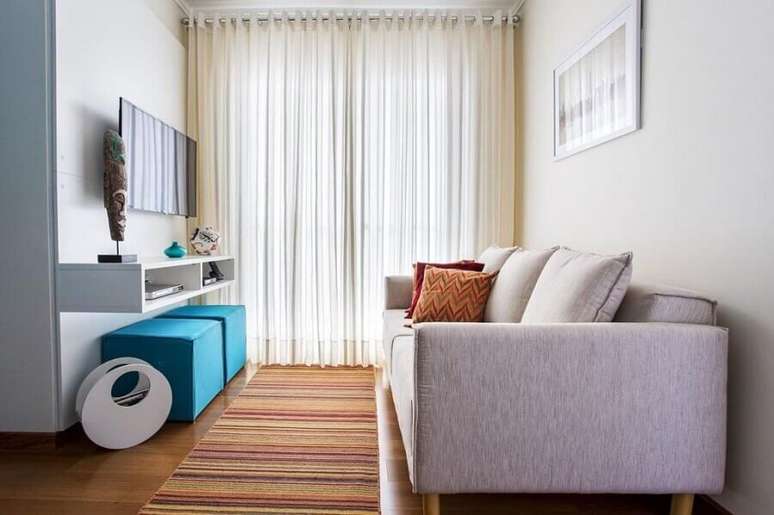 55. Sofá para sala de apartamento simples decorado com tapete listrado – Foto: Luciane Mota
