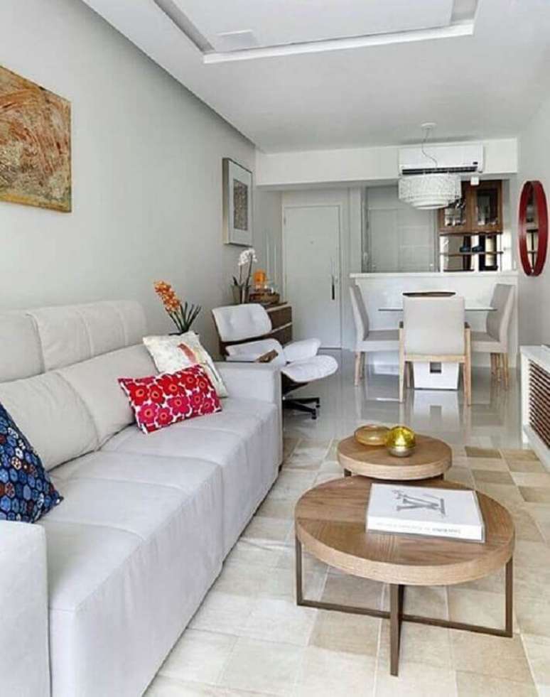 2. Sala de apartamento decorada em cores claras com ambientes integrados – Foto: Simples Decoração
