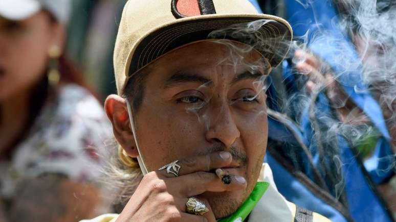 Apesar de decisão da Justiça, fumar em público e na frente das crianças segue proibido no México