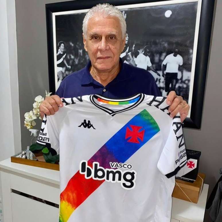 Roberto Dinamite com o uniforme do Vasco em homenagem a causaLGBTQIA+ (Reprodução/Facebook Dinamite)