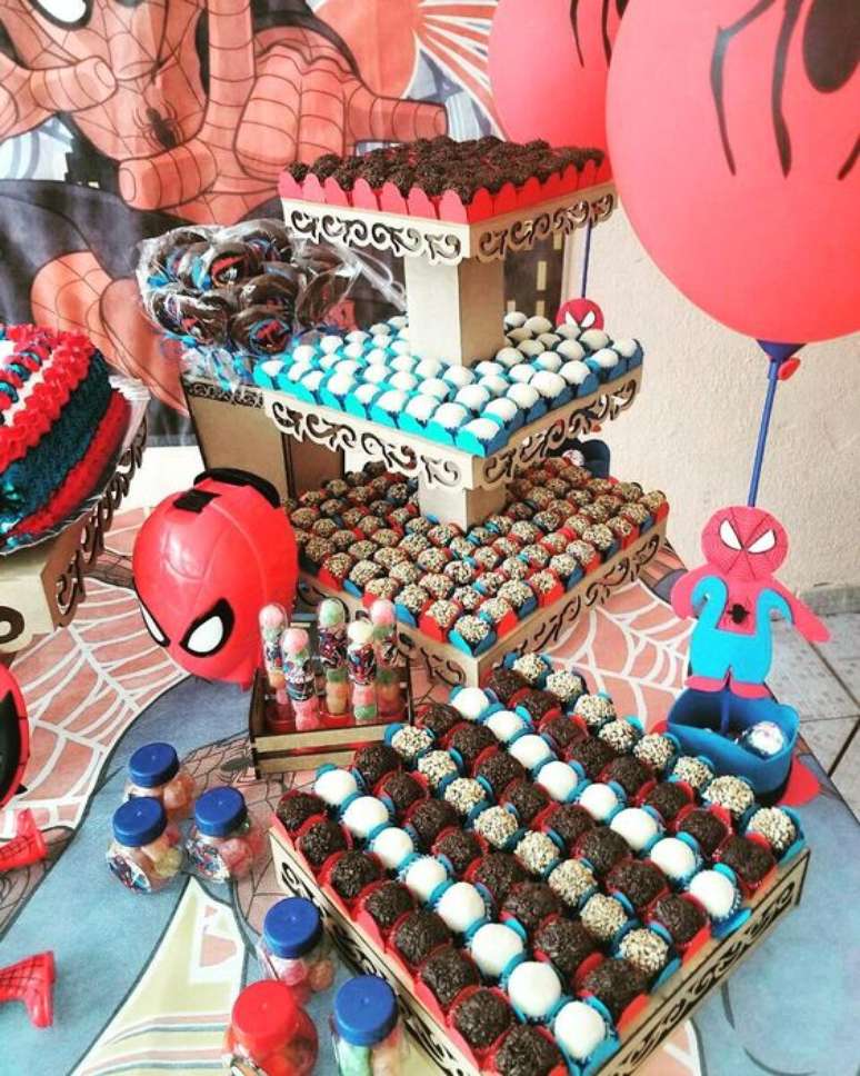 65. Decoração para festa do homem aranha com doces – Foto Pinterest
