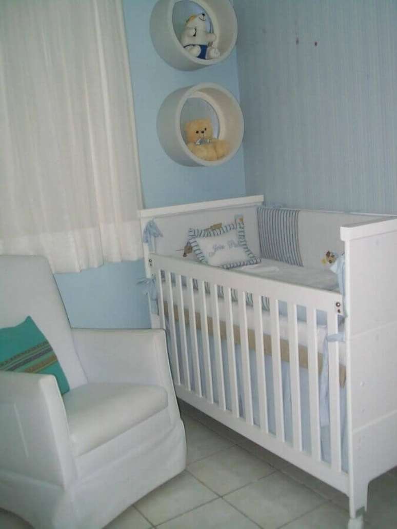 25. Decoração simples para quarto de bebê azul e branco com nichos redondos brancos – Foto: Kassandra Leal