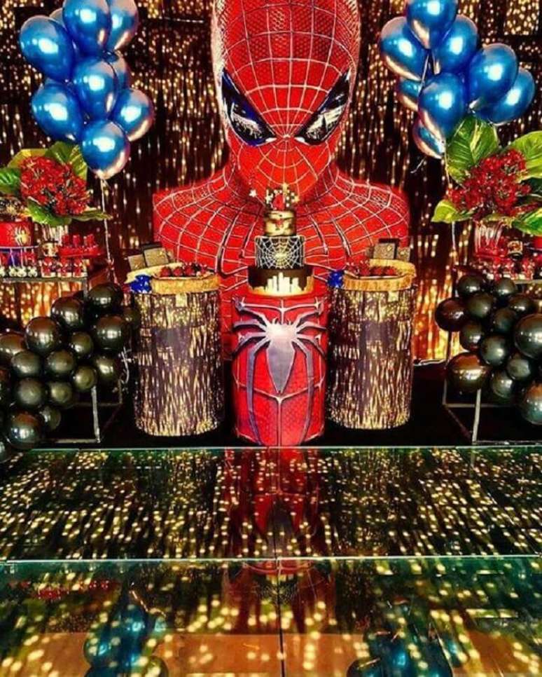 8. A iluminação juntamente com o detalhes metalizados deixam a decoração de festa do Homem Aranha muito mais bonita e sofisticada – Foto: Juliet Elizabeth