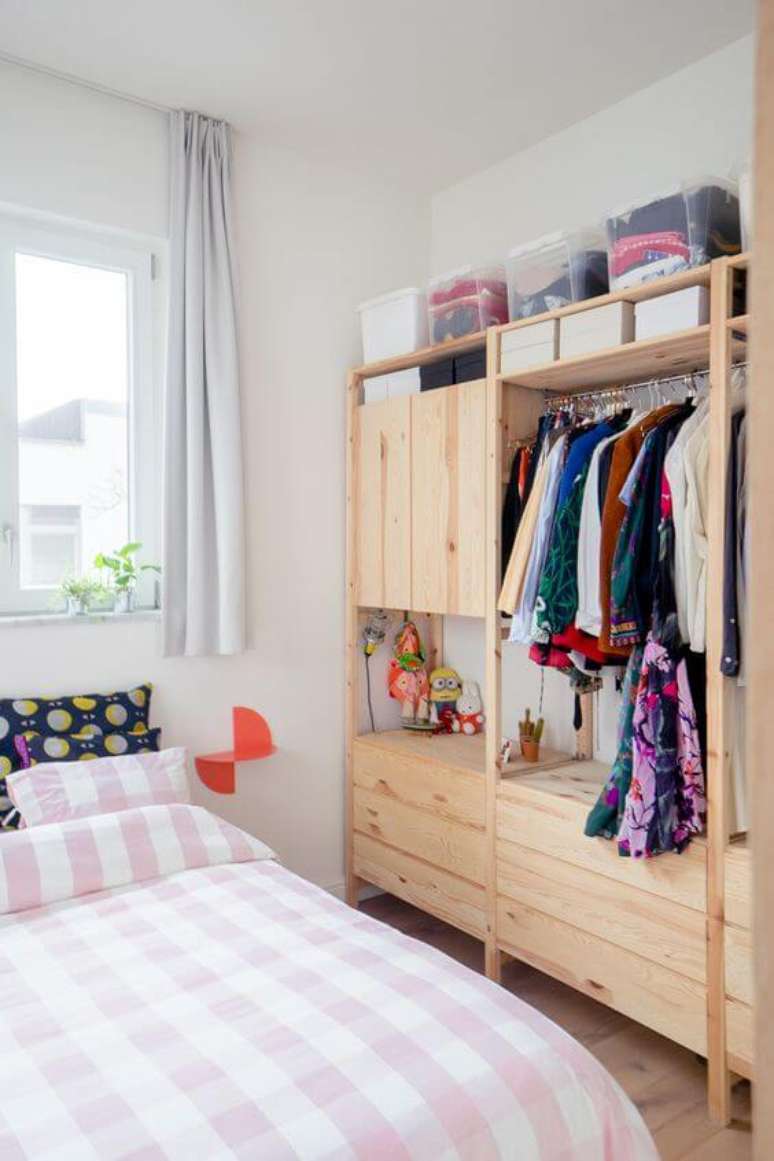 6. Guarda roupa rustico ao lado da cama – Foto ikea diy ideas