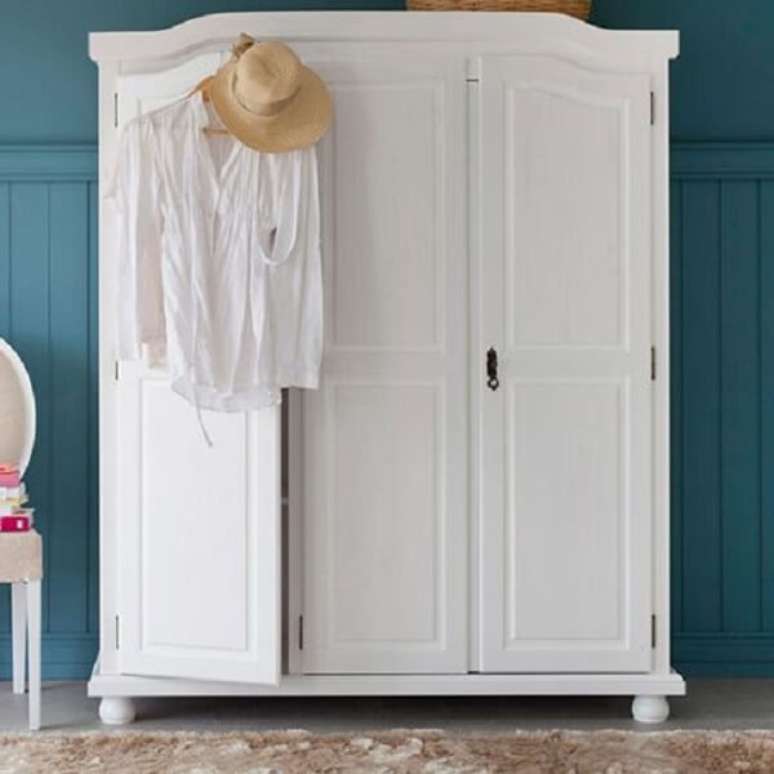 5. Guarda roupa rustico branco com detalhes vintage – Foto Mobly