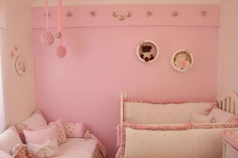 49. Quarto de bebê rosa decorado com nicho redondo branco – Foto: Fernando de Camargo
