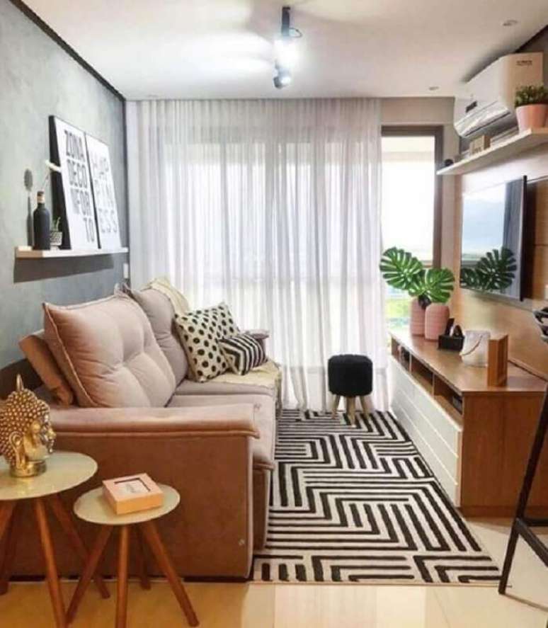 51. Sofá para sala de apartamento decorado com tapete geométrico e rack de madeira – Foto: Jeito de Casa