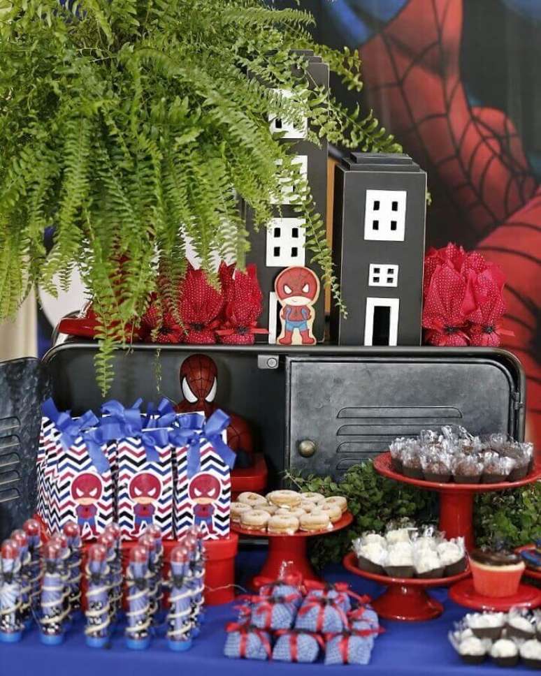36. Detalhes divertidos para decoração de mesa de festa infantil do Homem Aranha – Foto: Mari Decora
