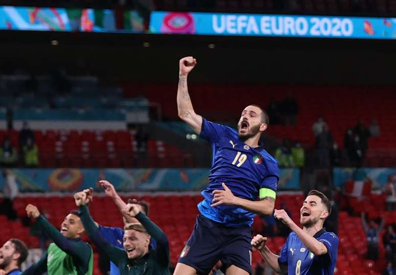 Jogadores da It&aacute;lia comemoram vaga nas quartas de final 
