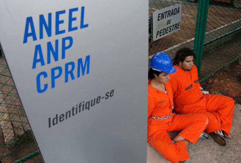 Membros do greenpeace manifestando na Ag&ecirc;ncia de Energia Aneel, em Bras&iacute;lia. 
20/04/2010
REUTERS/Ricardo Moraes 