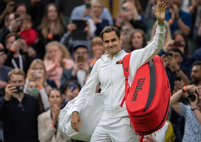 Roger Federer acena para o público após a sofrida vitória conquistada na estreia