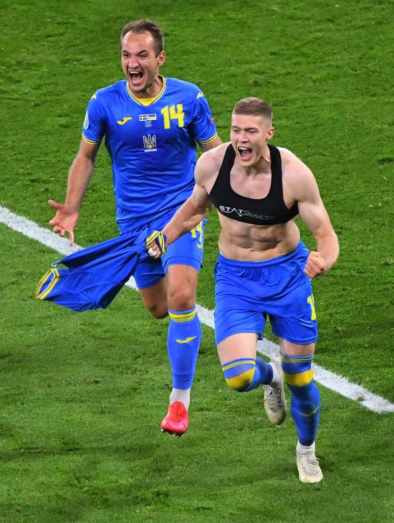 Dovbyk (sem camisa) comemora ap&oacute;s marcar o gol que garantiu a classifica&ccedil;&atilde;o da Ucr&acirc;nia