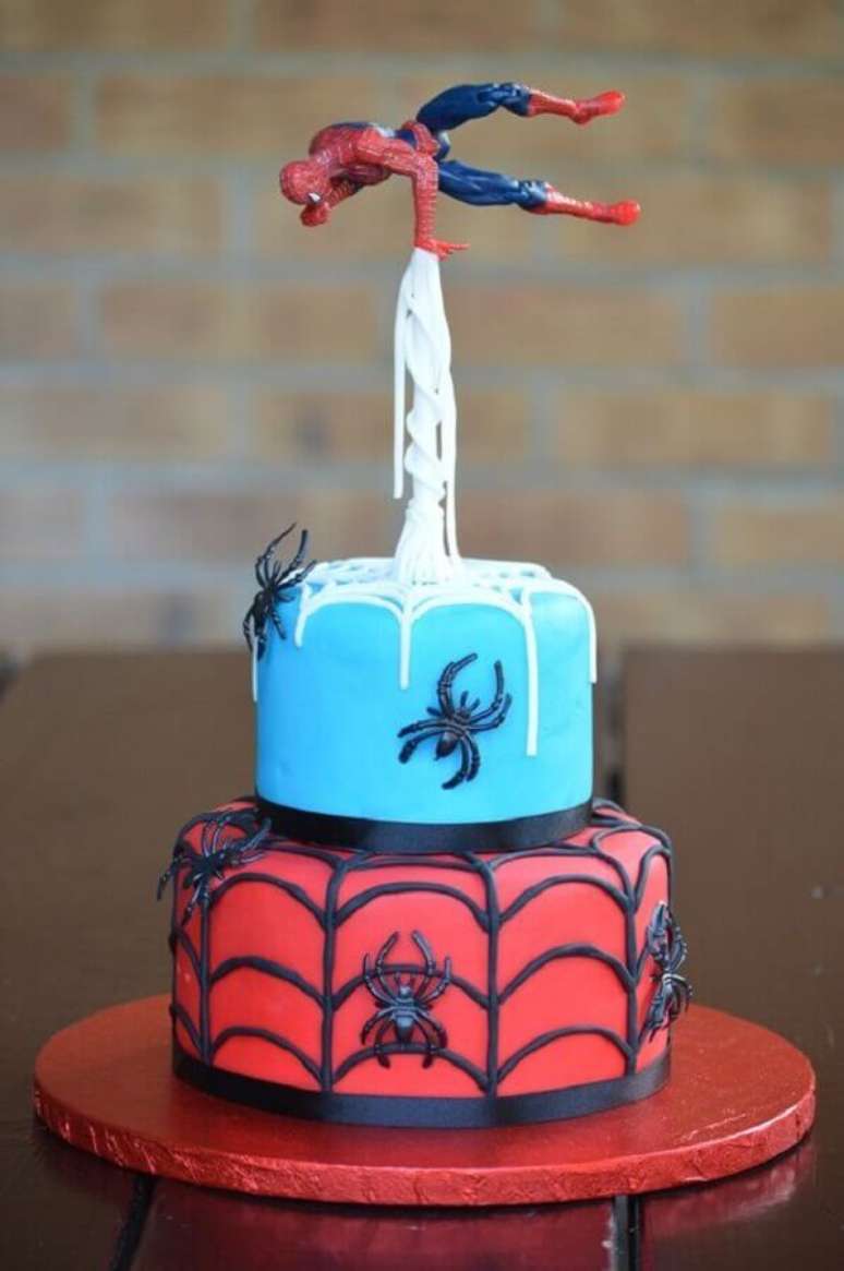 12. Alguns modelos de bolos decorados para festa do Homem Aranha são bem divertidos – Foto: Pinterest