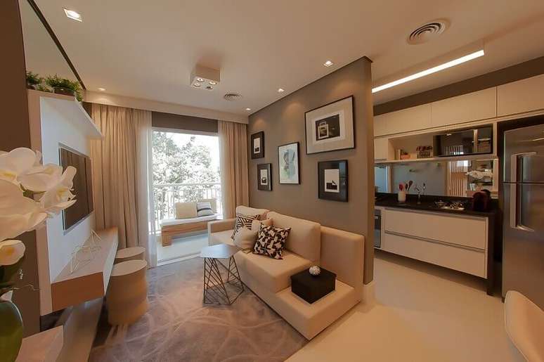 53. Sofá para sala de apartamento decorado em cores neutras – Foto: Lolafá