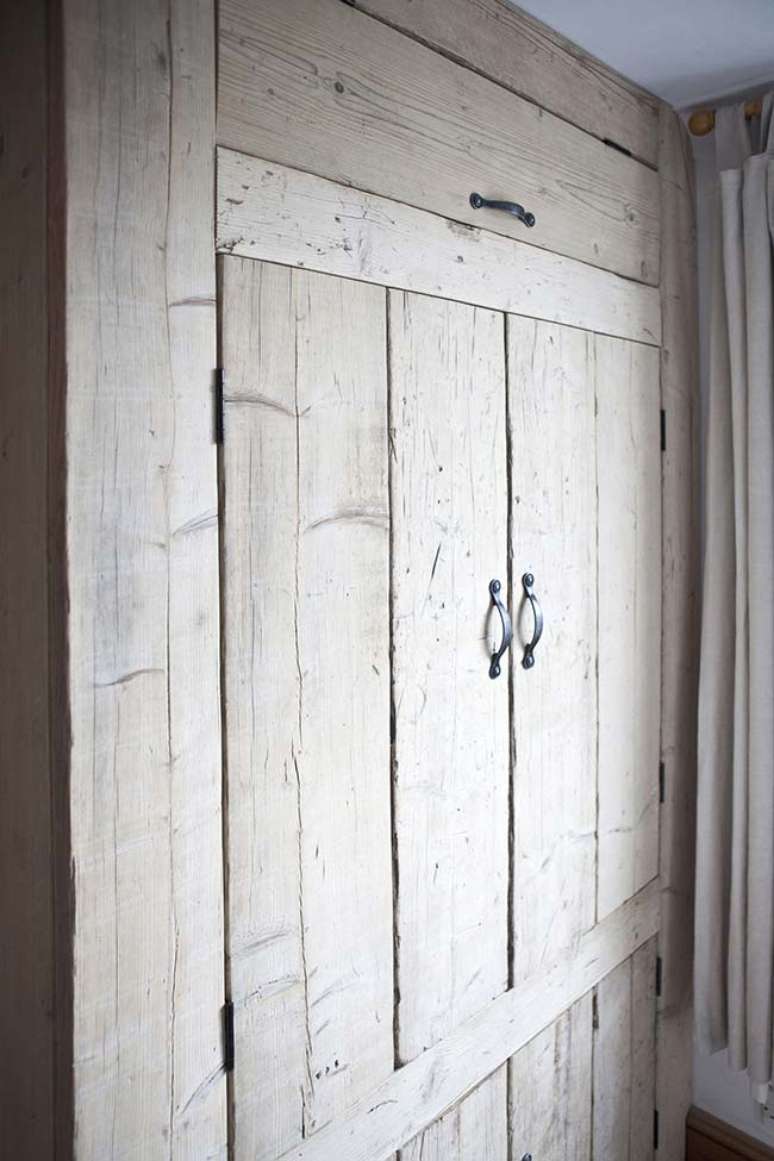 34. Guarda roupa rustico de madeira – Foto Pinterest