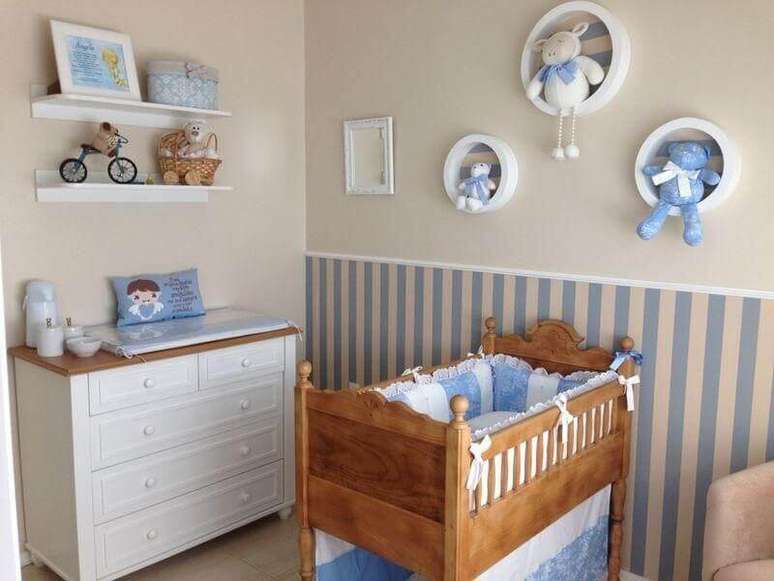 14. Decoração com nicho redondo para quarto de bebê azul e bege com berço de madeira – Foto: Julia Lopes Pegoraro