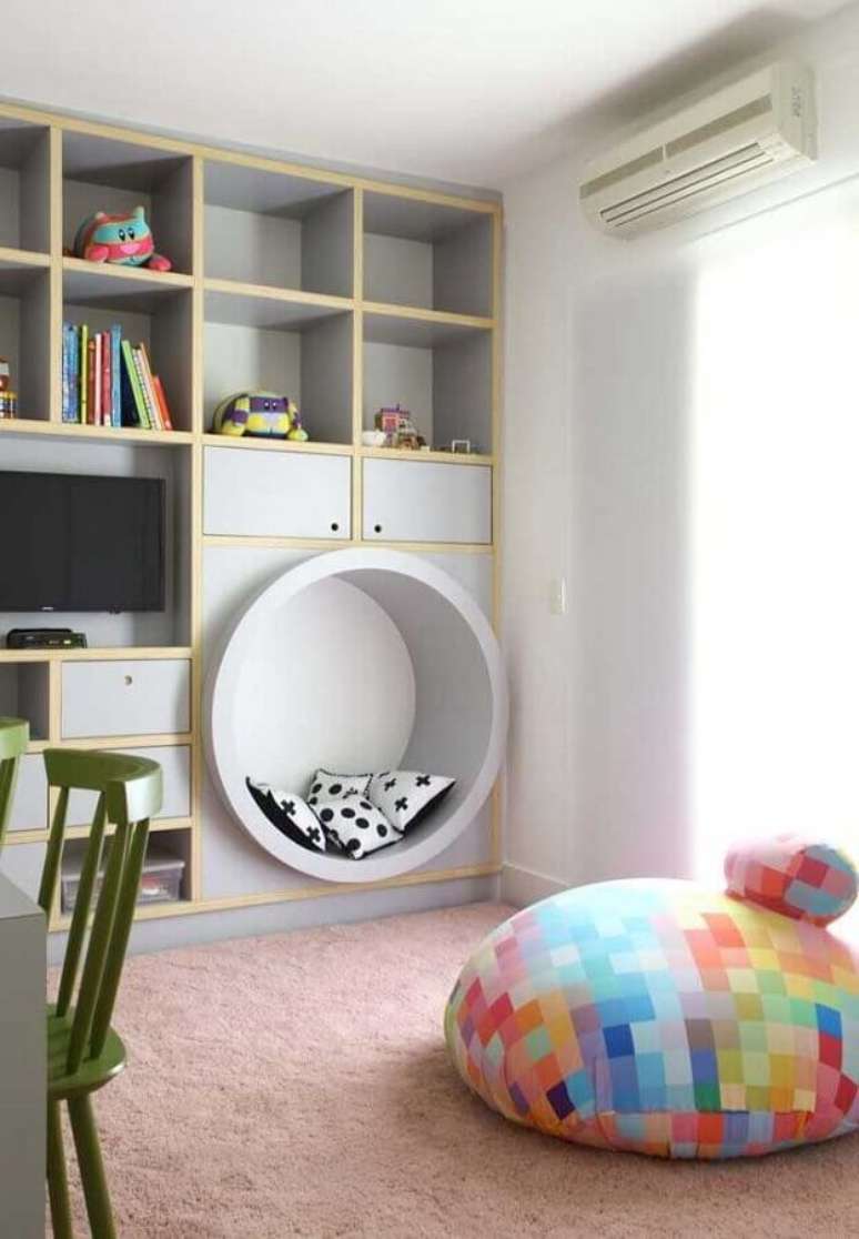 10. Ambiente decorado com modelo grande de nicho redondo como espaço para descanso – Foto: Casoca