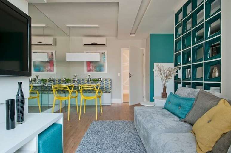 10. Cadeiras amarelas para sala de jantar e estar de apartamento com ambientes integrados – Foto: Adriana Fontana