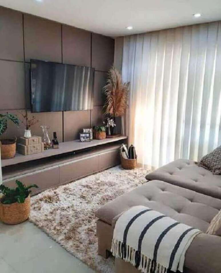 62. Vasos de plantas para decoração de sala de apartamento com tapete felpudo – Foto: Jeito de Casa