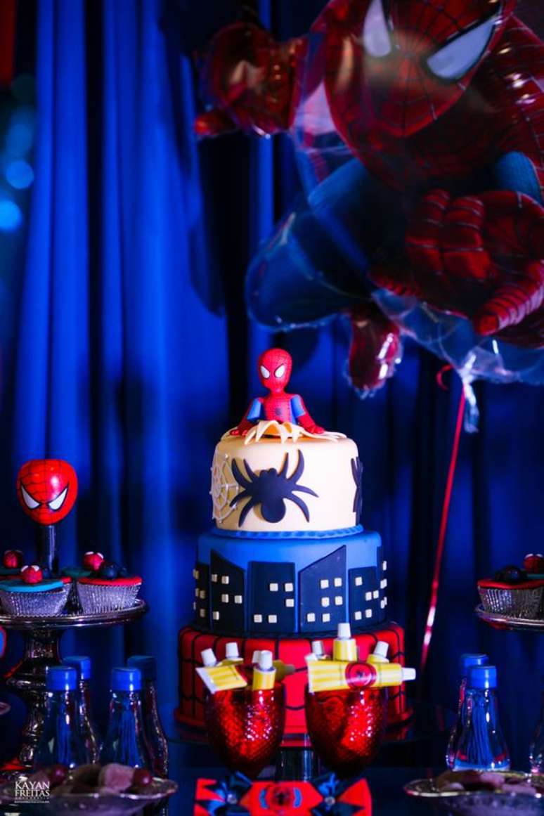63. Decoração festa do homem aranha em azul e vermelho – Foto Kayan Freitas
