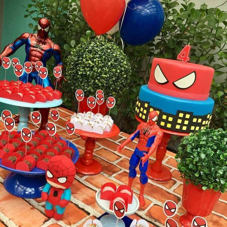 57. Painel de folhagens e bonecos para decoração de festa do Homem Aranha – Foto: Decoração de Festas