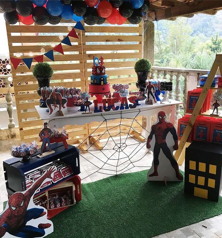 45. Festa do Homem Aranha simples decorada com caixotes de madeira e painel de pallets – Foto: Marabella Festas