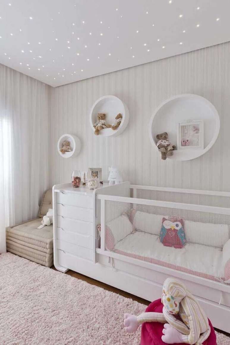 46. Quarto de bebê todo branco decorado com nichos redondos brancos e bichinhos de pelúcia – Foto: Aaron Guide