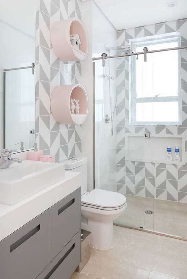 48. Delicada decoração para banheiro com nichos redondos rosa claro – Foto: Pinosy
