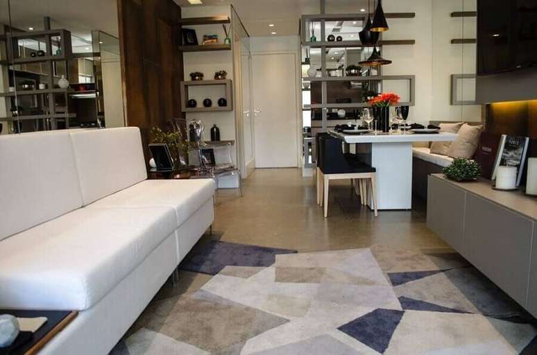 54. Sofá para sala de apartamento pequeno decorado com tapete geométrico – Foto: Studio Ecoara