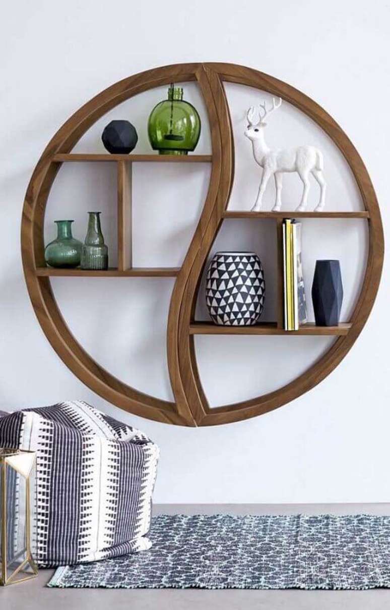 34. Lindo modelo diferente de nicho redondo grande de madeira com objetos decorativos &ndash; Foto: Mauricio Gebara Arquitetura