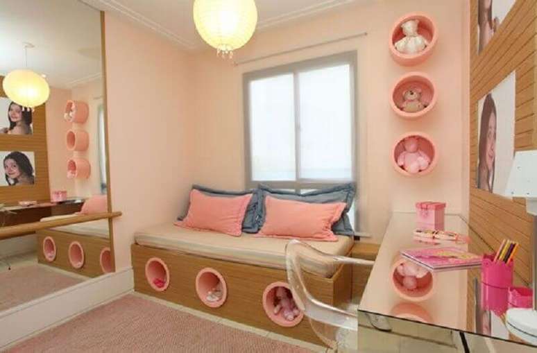 47. Decoração infantil para quarto todo rosa com nichos redondos – Foto: Pinterest
