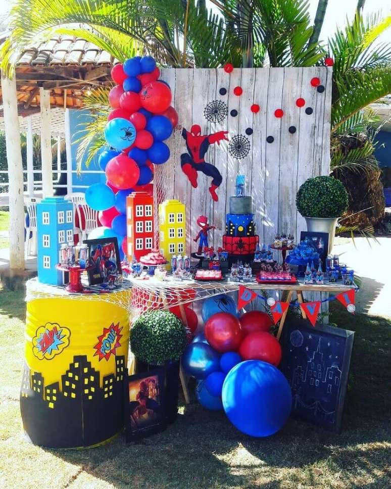 20. Decoração de festa do Homem Aranha ao ar livre – Foto: Aline La Rosa