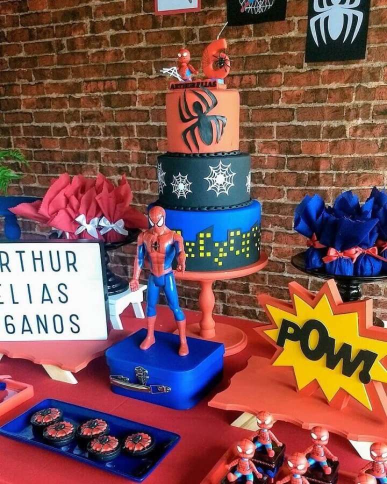38. Festa de aniversário do Homem Aranha decorada com bolo 3 andares e boneco do personagem – Foto: Relicário Festas