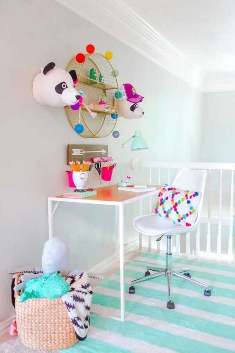 19. O cantinho de estudos também pode receber uma decoração com nichos redondos – Foto: Hi Sugarplum!