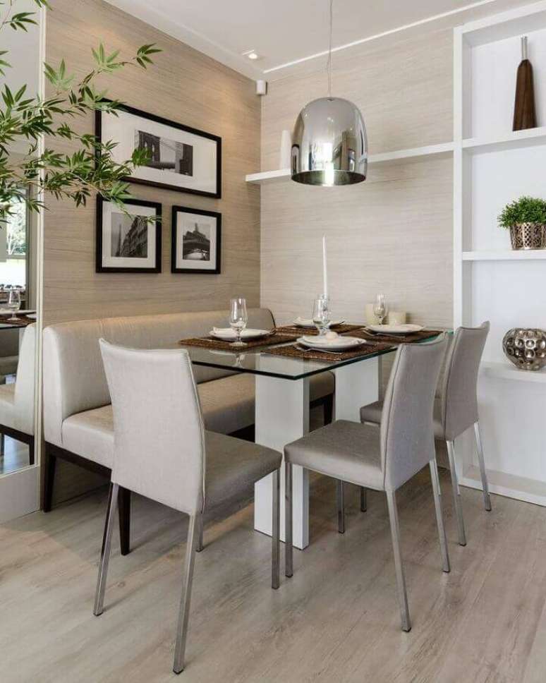 8. Sala de jantar apartamento decorado com pendente cromado para mesa de vidro – Foto: Homify