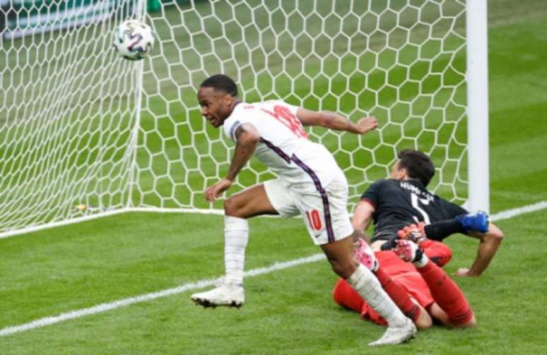 Sterling completa cruzamento para marcar o primeiro gol inglês contra a Alemanha
(Foto: JOHN SIBLEY / POOL / AFP)