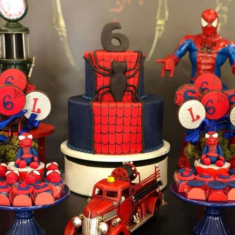 28. Invista em um bolo personalizado para a decoração de festa infantil do Homem Aranha – Foto: GiftDecor