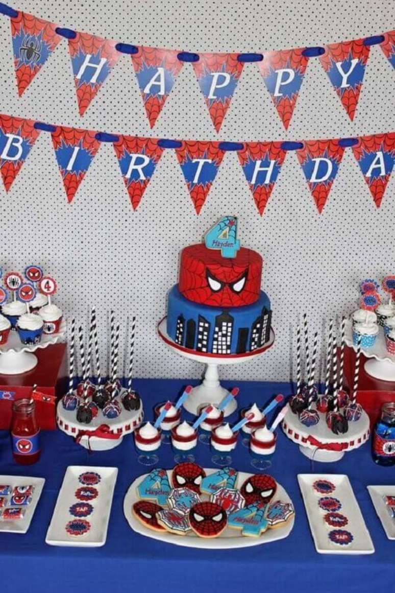 39. Festa de aniversário do Homem Aranha decorada em azul, vermelho e branco – Foto: Catch my Party