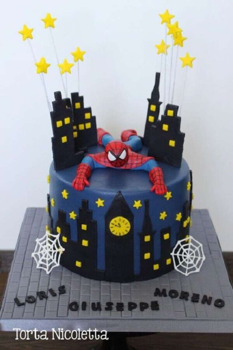 11. Modelo de bolo divertido decorado para festa infantil do homem aranha – Foto: Torta Nicoletta